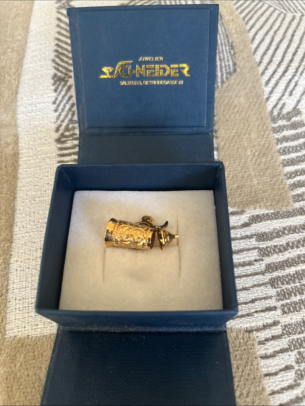 Juwelier Schneider Gold-tone Decorative Stein Charm in Navy Box - Picture 5 of 16